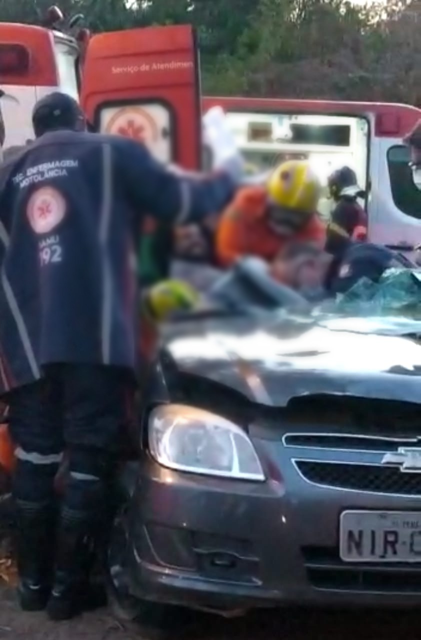 Homem fica preso às ferragens após colisão entre dois carros na zona Leste de Teresina